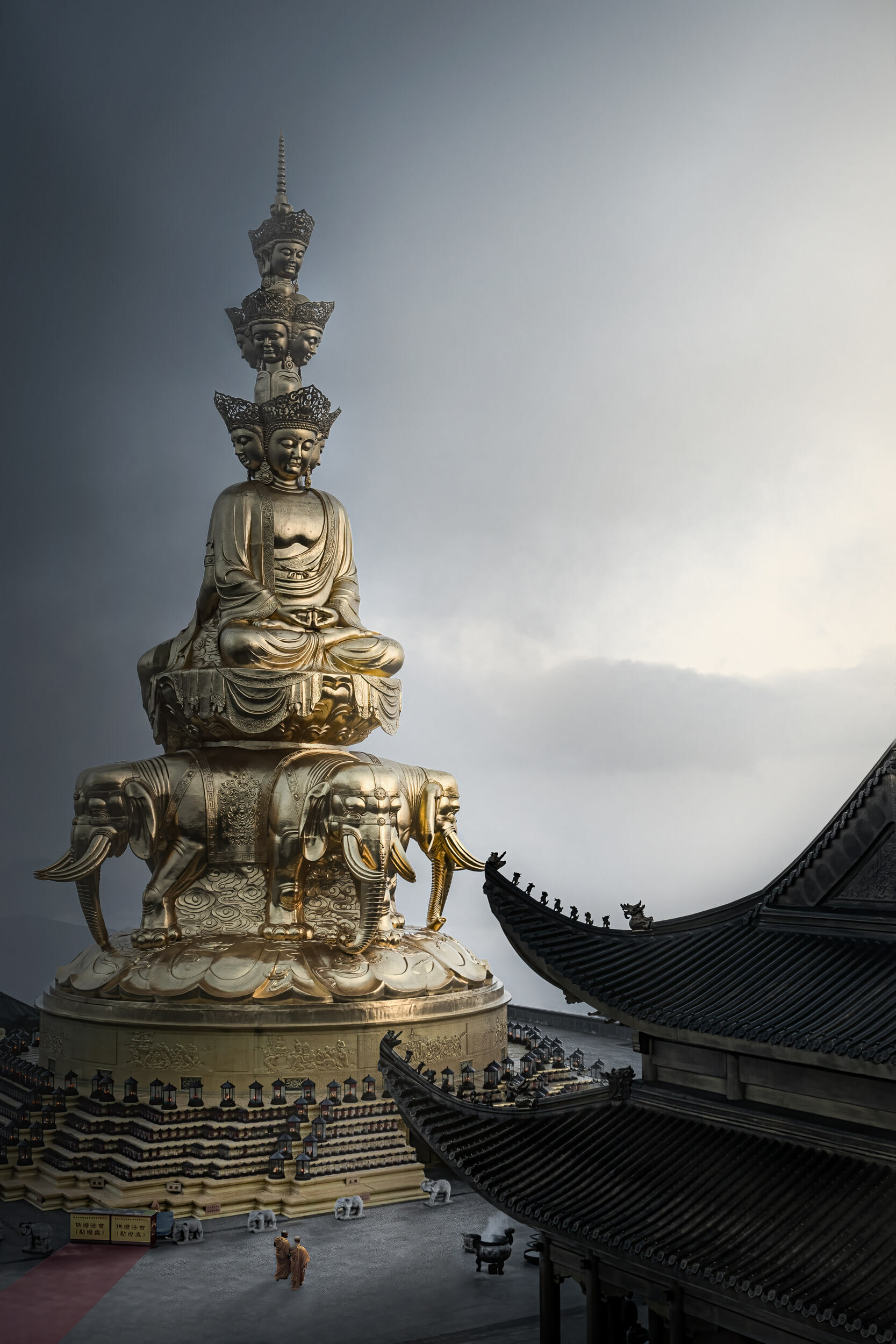 Statua dorata buddista sulla cima del monte Emei (Emeishan) nella provincia del Sichuan