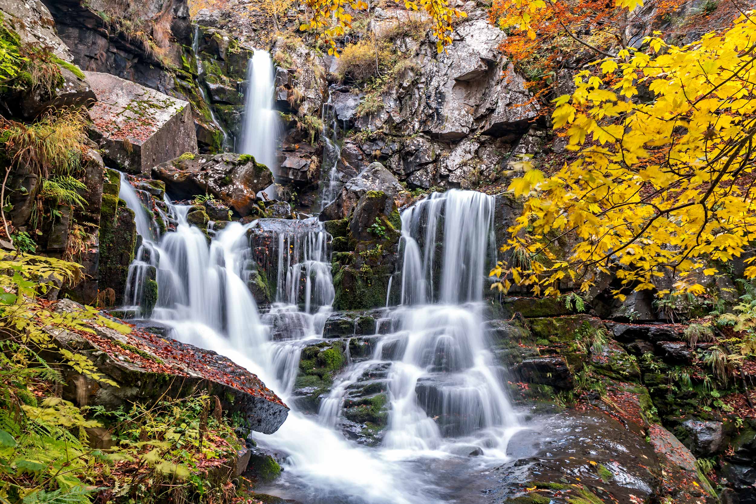 Cascate del dardagna durante il foliage