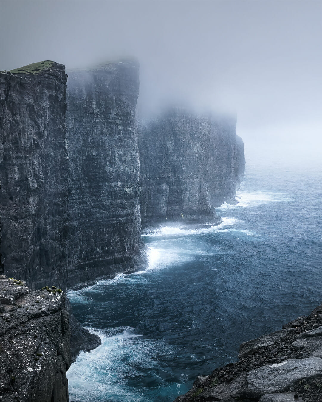 Scogliere avvolte nella nebbia